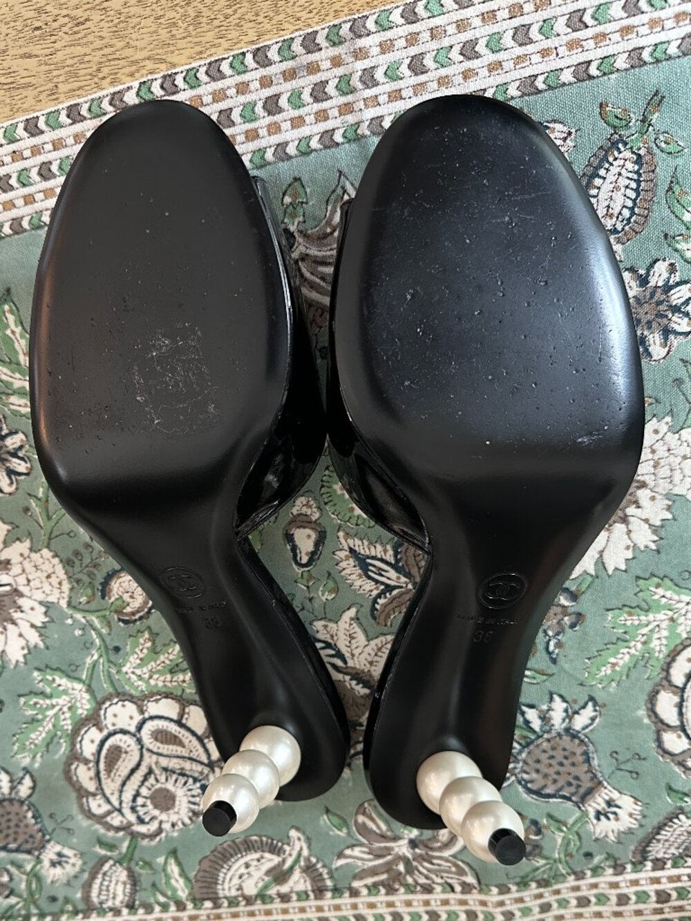 CHANEL patent leather pearl mules sandals 38 - Picture 5 of 14